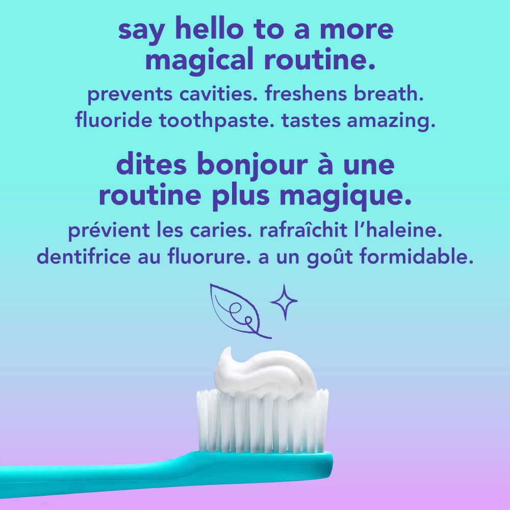 Une brosse à dents sarcelle avec un tourbillon de dentifrice blanc sur les poils. Le texte promeut les avantages du produit : « dites bonjour à une routine plus magique. prévient les caries. rafraîchit l'haleine. dentifrice au fluorure. a un goût formidable. »