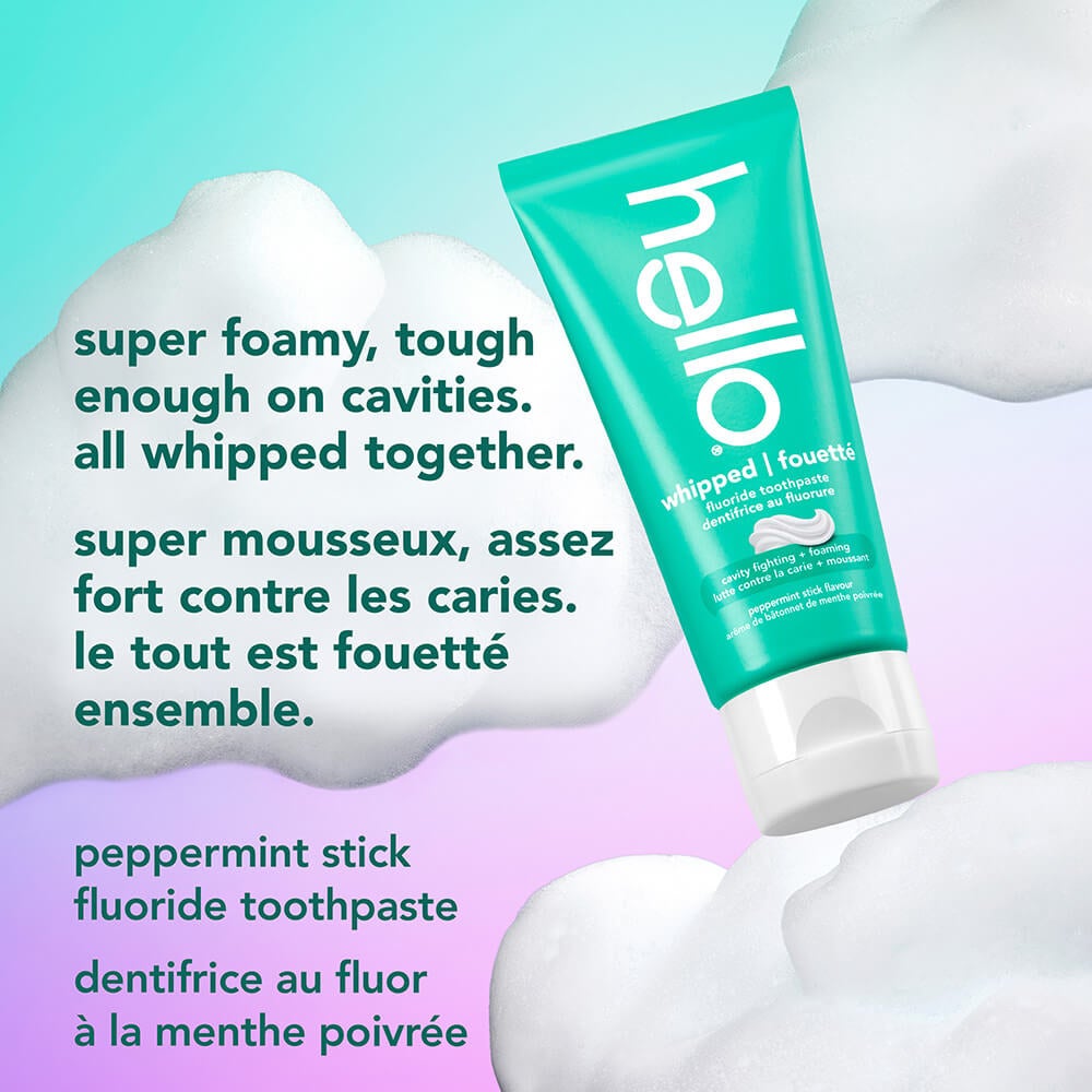Un tube de dentifrice fouetté à la menthe poivrée hello entouré de nuages de mousse blanche. Le texte se lit : « super mousseux, assez fort contre les caries. le tout est fouetté ensemble. »