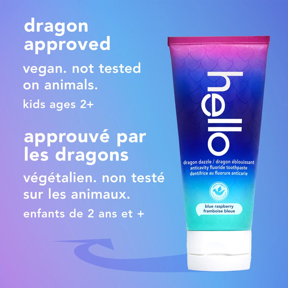 Un tube de dentifrice au fluorure hello dragon éblouissant à la framboise bleue est placé verticalement sur un fond dégradé bleu clair. Le texte à côté indique : « approuvé par les dragons, végétalien, non testé sur les animaux, enfants de plus de 2 ans ».