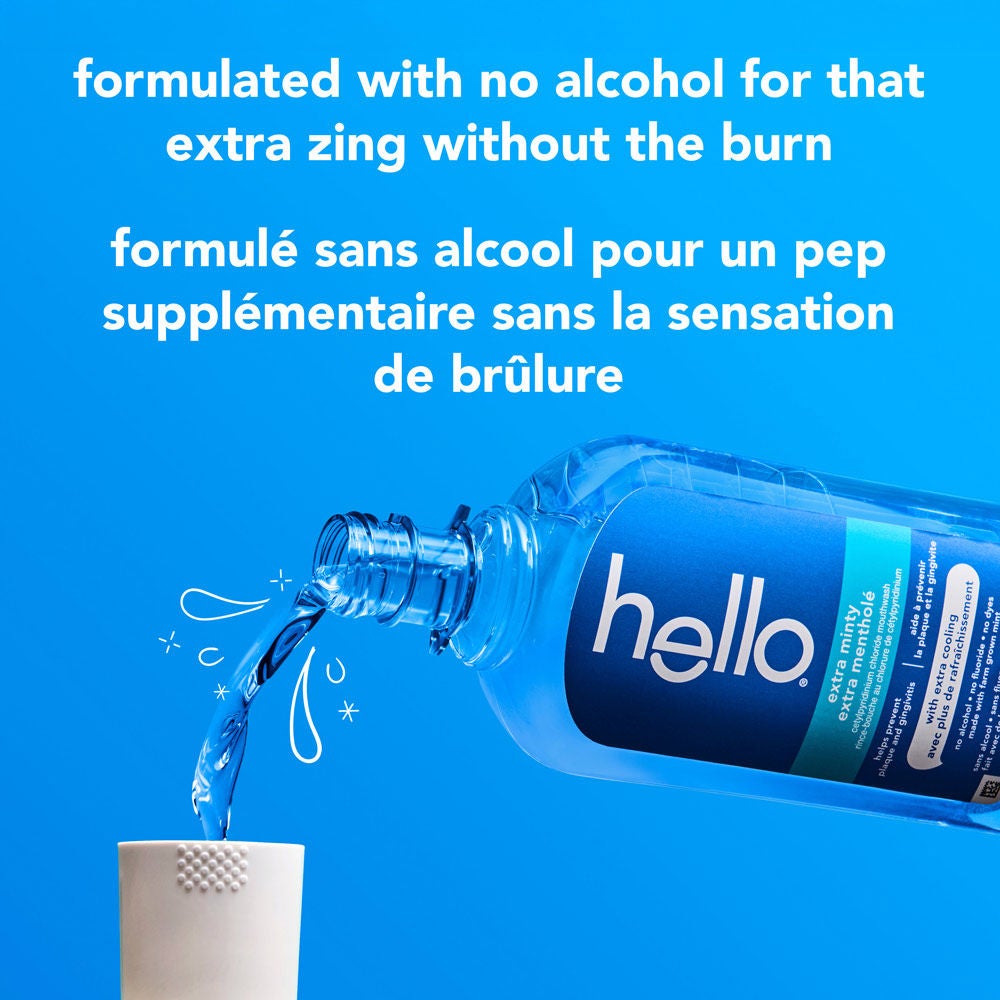 Rince-bouche hello Extra à la menthe, sans alcool, rince-bouche sans fluorure, versé dans le bouchon avec message soulignant la formule sans alcool.