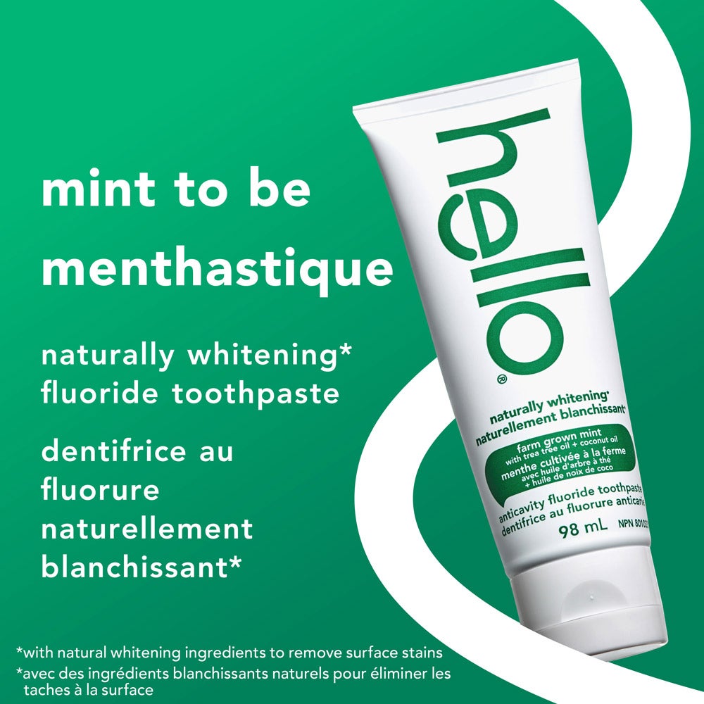 Un tube de dentifrice au fluorure naturellement blanchissant hello est présenté incliné sur un fond vert. Un texte en gros caractères indique : « menthe-astique, faite pour vous ». Un texte supplémentaire en anglais et en français mentionne « dentifrice au fluorure naturellement blanchissant » et explique que le blanchiment se fait à l’aide d’ingrédients naturels.