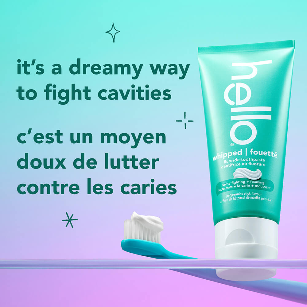 Un tube de dentifrice fouetté hello à côté d'une brosse à dents avec du dentifrice. Le texte se lit : « c'est un moyen doux de lutter contre les caries. »