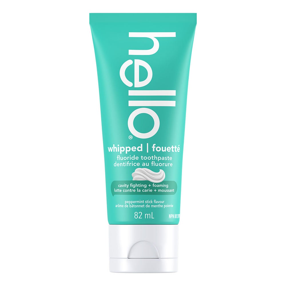 Un seul tube de dentifrice fouetté au fluorure hello à l'arôme de bâtonnet de menthe poivrée. Le tube est sarcelle et indique « lutte contre la carie + moussant » et le volume du produit (82 mL).
