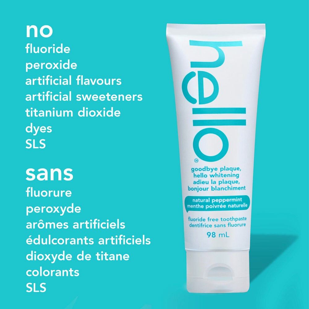 Un tube de dentifrice sans fluorure adieu la plaque bonjour blanchiment au goût de menthe poivrée naturelle, est présenté à la verticale sur un fond turquoise. À côté du tube, une liste indique : « sans fluorure, peroxyde, arômes artificiels, édulcorants artificiels, dioxyde de titane, colorants ni SLS » La même liste figure en français en dessous.