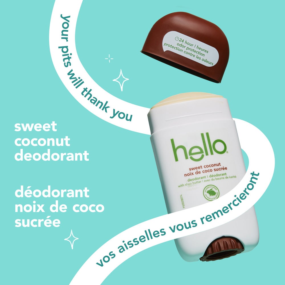 Bâton déodorant hello noix de coco sucrée avec le bouchon brun retiré et suspendu au-dessus. L’étiquette indique « déodorant au beurre de karité ». Des illustrations scintillantes et une bannière de texte incurvée affichent : « vos aisselles vous remercieront. ». Un encart sur le bouchon met en avant la protection contre les odeurs pendant 24 h.