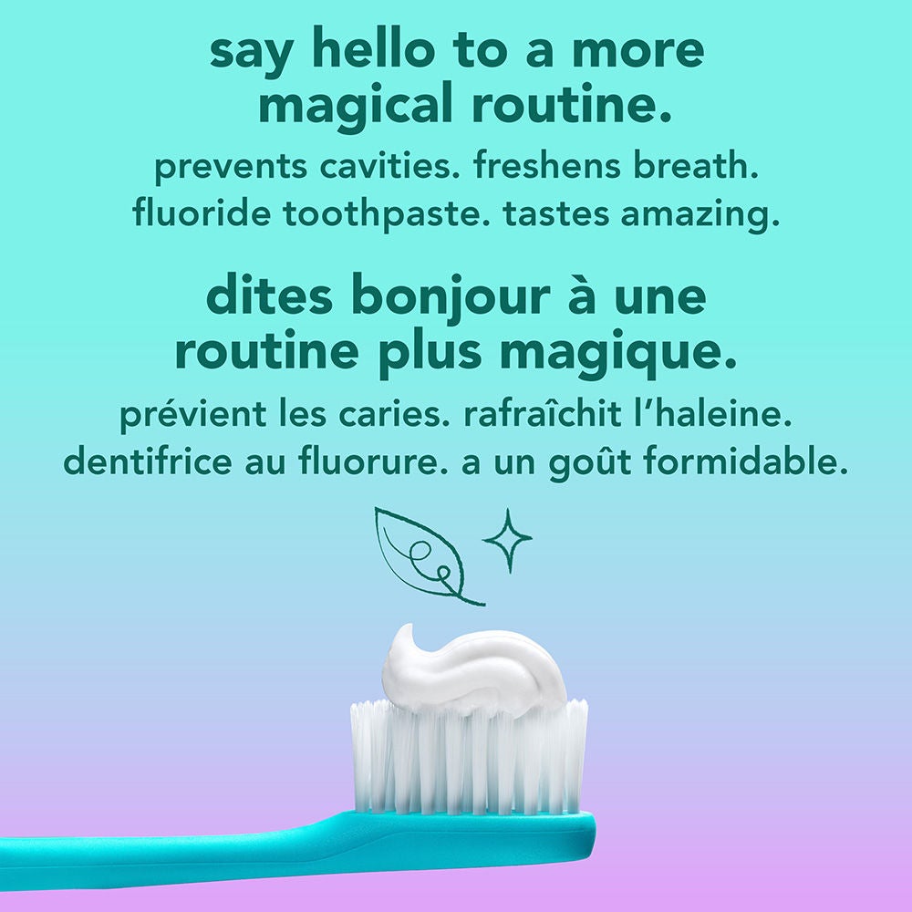 Un gros plan d'une brosse à dents sarcelle avec du dentifrice blanc. Le texte promeut les avantages : « dites bonjour à une routine plus magique, » « prévient les caries, » « rafraîchit l'haleine, » « dentifrice au fluorure, » et « a un goût formidable. »