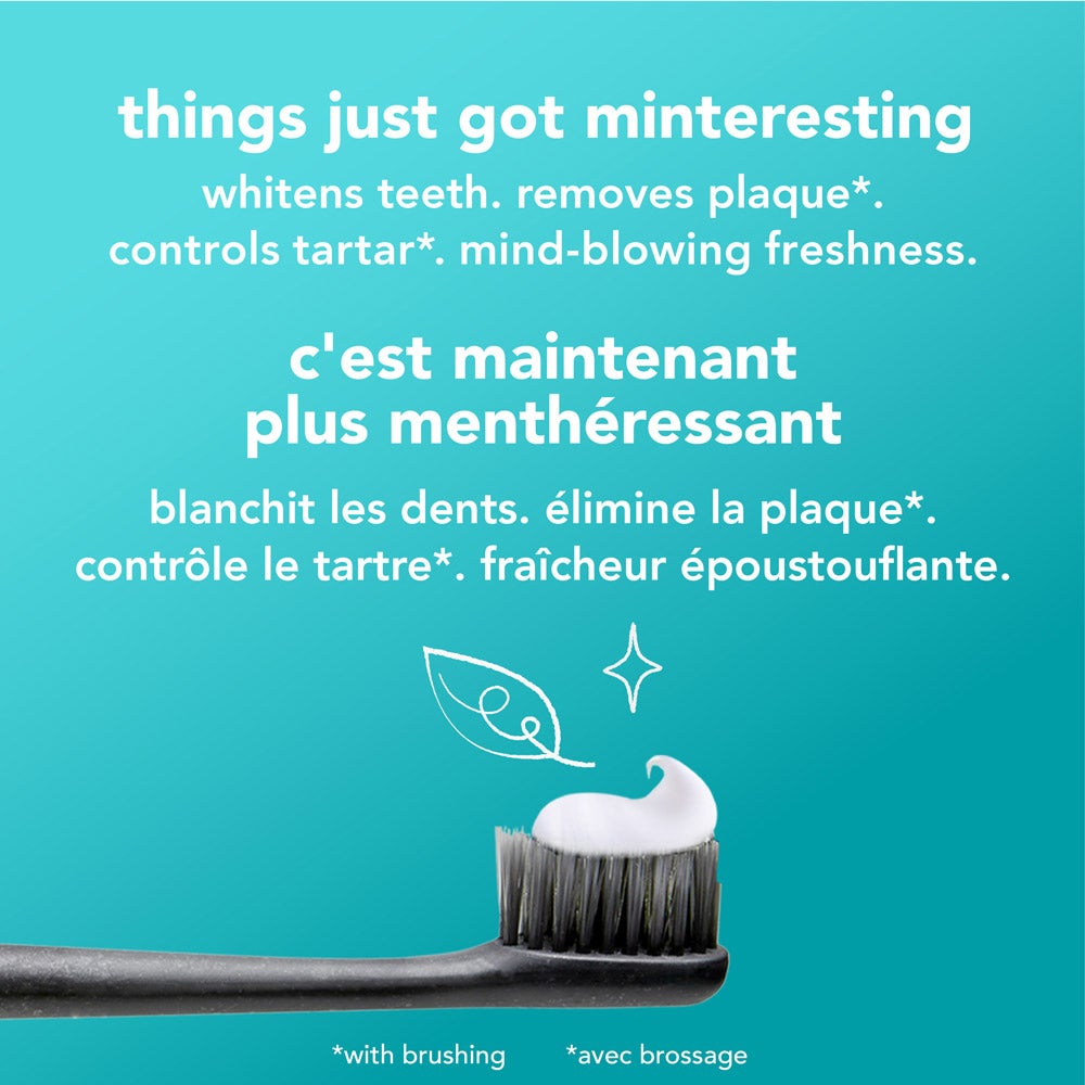 Gros plan sur une brosse à dents avec une noisette de dentifrice blanc, placée en bas d’un fond turquoise. Le texte au-dessus souligne les avantages du dentifrice : « blanchit les dents, élimine la plaque, contrôle le tartre, fraîcheur époustouflante » en anglais et en français. Une feuille est illustrée au-dessus de la brosse à dents.