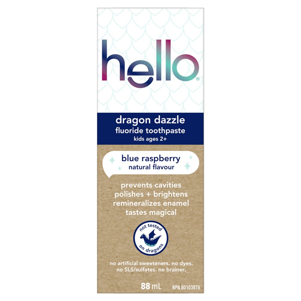 Un carton de dentifrice au fluorure Hello dragon éblouissant pour les enfants de plus de 2 ans. Le carton comporte une illustration de dragon et un texte indiquant « framboise bleue », « arôme naturel », « prévient la carie, polit et illumine, reminéralise l’émail », « a un goût magique » et « non testé sur les dragons ». Il mentionne également les caractéristiques suivantes : « sans édulcorants artificiels, sans colorants, sans SLS/sulfates, sans casse-tête » et indique que la contenance est de 88 ml.