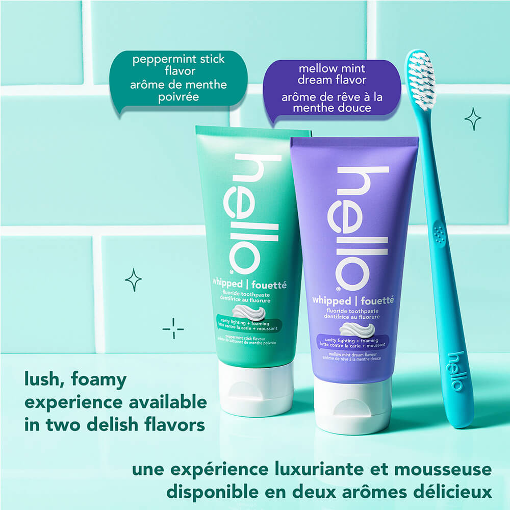 Deux tubes de dentifrice fouetté hello, un sarcelle (bâtonnet de menthe poivrée) et un violet (rêve à la menthe douce), à côté d'une brosse à dents sarcelle. Le texte se lit : « Une expérience luxuriante et mousseuse disponible en deux arômes délicieux. »