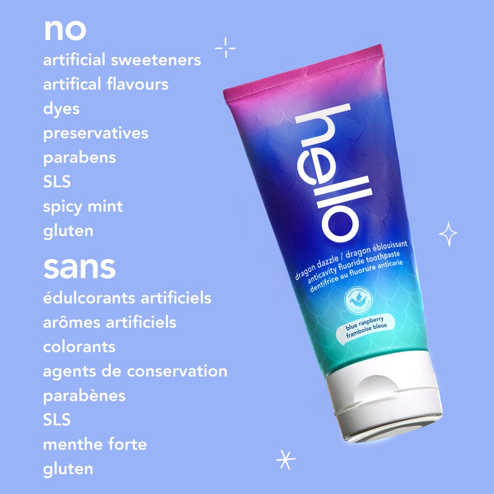Un tube de dentifrice au fluorure hello dragon éblouissant à la framboise bleue est placé verticalement sur un fond dégradé bleu clair. Le texte à côté indique : « approuvé par les dragons, végétalien, non testé sur les animaux, enfants de plus de 2 ans ».
