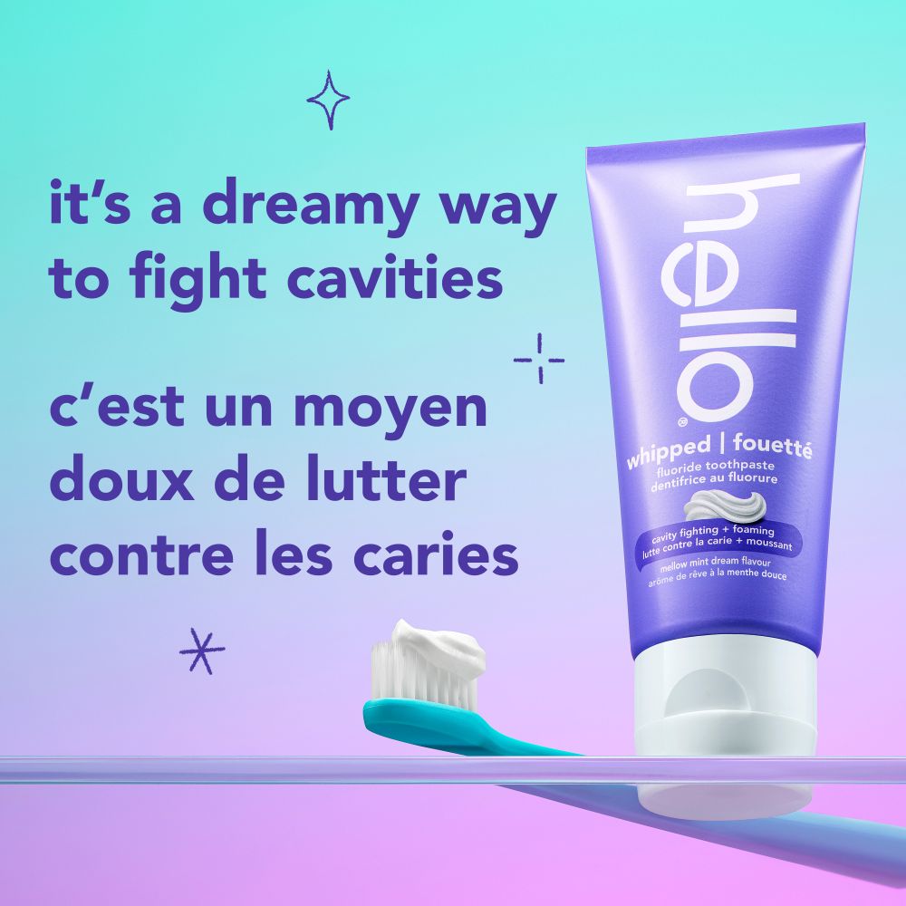 Tube de dentifrice au fluorure Hello Fouetté posé sur une surface transparente à côté d'une brosse à dents sarcelle avec un tourbillon de dentifrice. Le texte superposé indique : « c'est un moyen doux de lutter contre les caries.